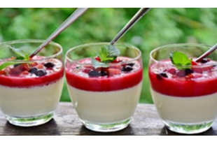 PANNA COTTA AU CHAÏ LATTE – COULIS DE FRAISE