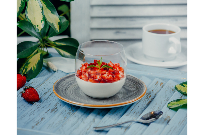 PANNA COTTA AU CHAÏ LATTE – COULIS DE FRAISE