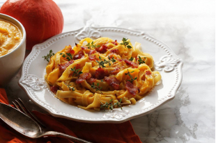 TAGLIATELLES A LA CREME DE BUTTERNUT ET LARDONS FUMES