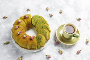 PETITS CAKES AU THE VERT ET AU SESAME NOIR