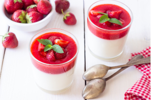 PANNA COTTA AU CHAÏ LATTE – COULIS DE FRAISE