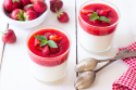 PANNA COTTA AU CHAÏ LATTE – COULIS DE FRAISE