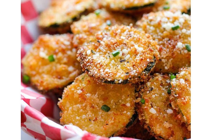 Chips de courgette gratiné au parmesan Chips de courgette gratiné au parmesan