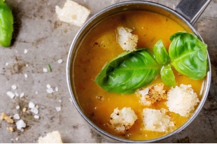 Gaspacho de nectarines et de poivrons jaunes 