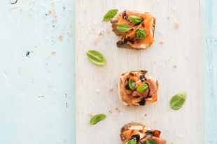 TARTARE DE CAVAILLON AUX CROUSTILLES DE JAMBON CRU