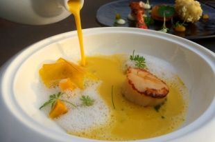 VELOUTE VANILLE TOMATES ET PETALES DE SAINT_JACQUES