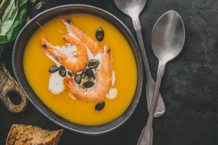 VELOUTE DE CAROTTES ET LANGOUSTINES ROTIES AU CARVI