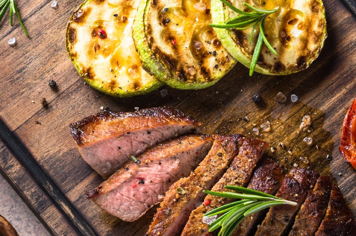 BICHE EN FILET, PUREE DE CIBOULETTE ET COMPOTEE BOURGUIGNONNE