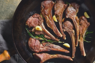 AGNEAU EN FILET EN HABIT DE CHAPELURE DE BASILIC,