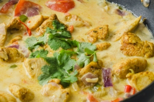 Wok de poulet au lait de coco et au deux curry