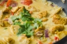 Wok de poulet au lait de coco et au deux curry