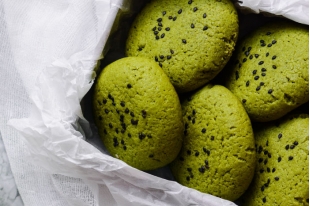PETITS CAKES AU THE VERT ET AU SESAME NOIR